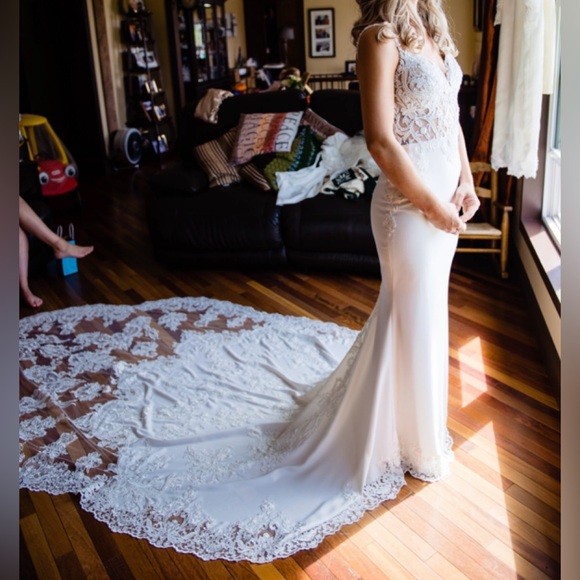 Enzoani : Mckinley : Ivory/Nude : Wedding Dress : Mermaid,train : V-Neck straps - Picture 7 of 16